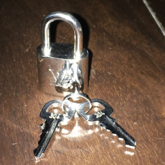LOUIS VUITTON Palladium Lock and Key Silver Padlock Rare LV #304 - Picture 10 of 13